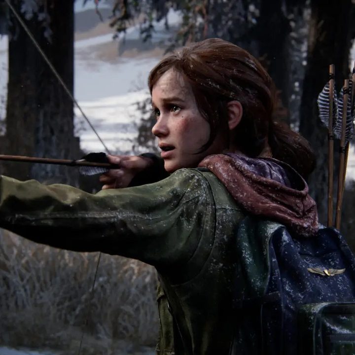 Ellie draws back a bow in a The Last of Us Part 1 screenshot.